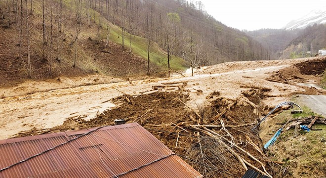 Trabzon’da heyelan; 3 ev toprak altında kaldı