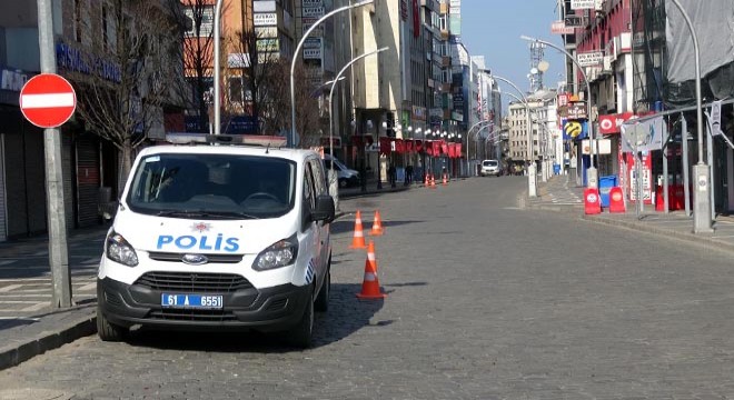 Trabzon da cadde, sokaklar ve yollar boş kaldı