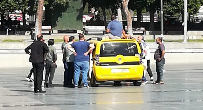 Trafiğe çıkamayacağını öne sürdüğü taksinin üzerine çıktı