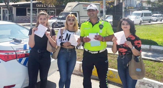 Trafik cezası uygulanan üniversiteliler, polisle fotoğraf çektirdi