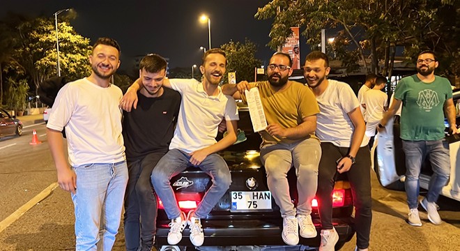 Ceza yiyip otomobil önünde poz verdiler
