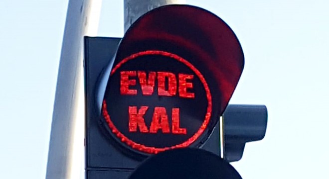 Trafik ışıklarıyla 'evde kal' çağrısı