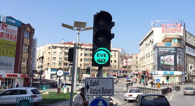 Trafik ışıklarıyla 'evde kal' mesajı