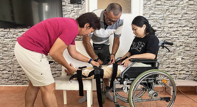 Trafik kazasında felç kalan kadın ayağa kalkmak istiyor