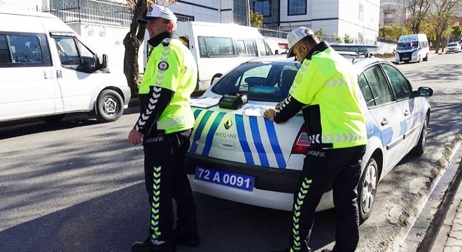 Trafik polisi, eşine ceza yazdı