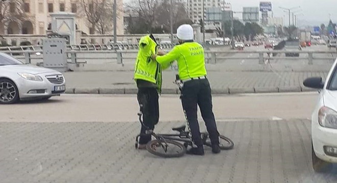 Trafik polisi üşüyen çocuğa montunu giydirdi