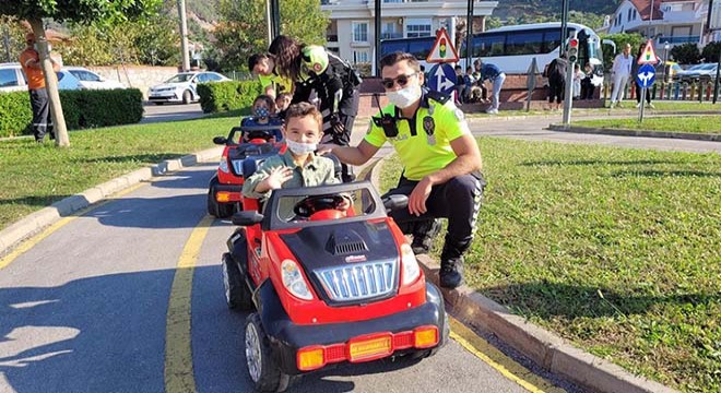 Trafik polisinden minik yüreklere temelden eğitim