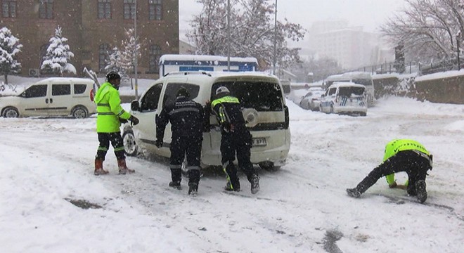 Trafik polisleri yolda kalan araçları iterek sürücülere yardım etti