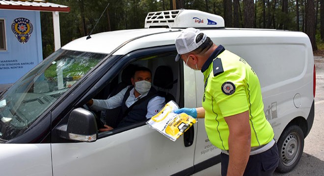 Trafik polislerinden çocuklar için tişört