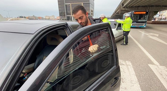 Trafik denetimini görünce cam filmlerini sökmeye çalıştılar