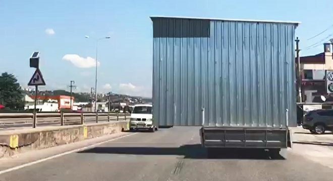 Trafikte kamyonet kasasından taşan baraka tehlikesi