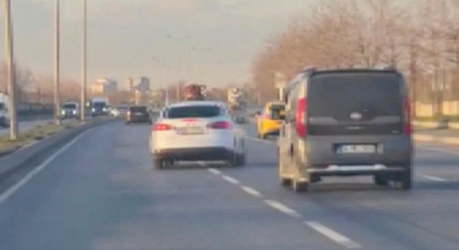 Trafikte makas atarak ilerleyen sürücü kamerada