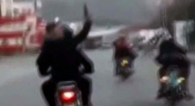 Trafikte motosikletten havaya ateş açtılar