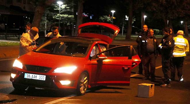 Trafikte takip ettiği husumetli kardeşini tabancayla yaraladı