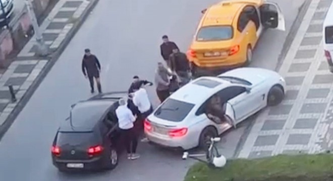 Trafikte yumruk yumruğa kavga