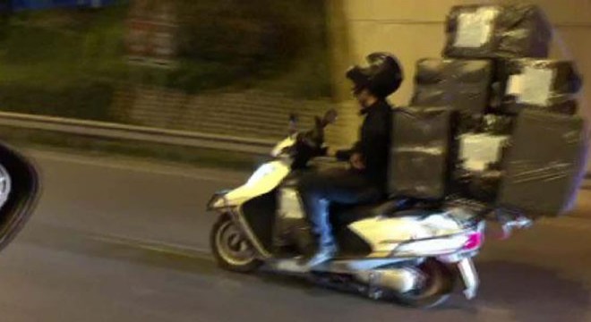 Trafikte motosikletle 8 büyük koli taşıdı