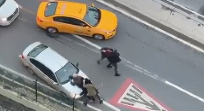 Trafikteki yumruk yumruğa kavga kamerada