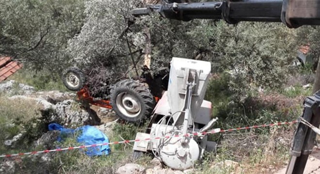 Traktör devrildi, sürücü öldü