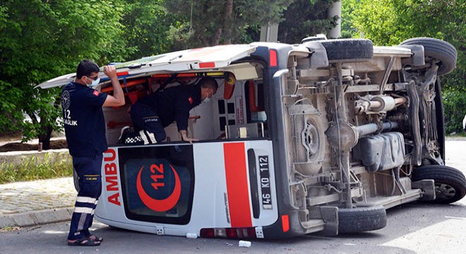 Traktör ile ambulans çarpıştı: 5 yaralı