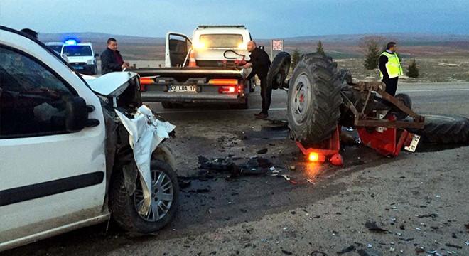 Traktör ile hafif ticari araç çarpıştı: 3 yaralı