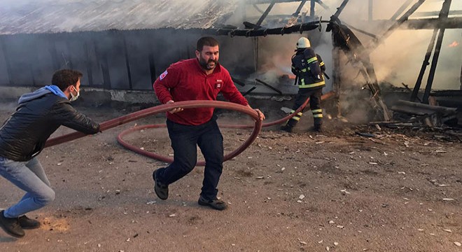 Traktörde çıkan yangın eve sıçradı