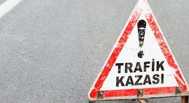 Traktöre çarpan otomobilin sürücüsü öldü
