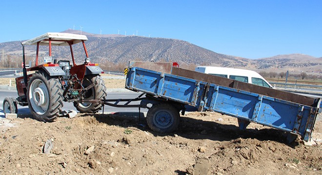 Traktörle kamyonet çarpıştı