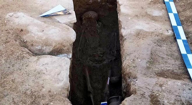 Traktörünün pulluğuna taş takıldı, lahit mezar ortaya çıktı