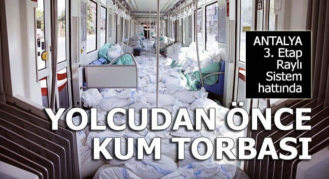 Tramvay yolcudan önce kum torbası taşıyor