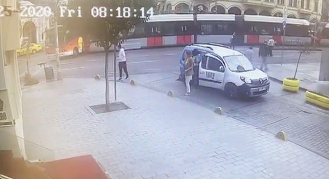 Tramvay ile otobüsün çarpışma anı kamerada