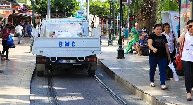 Tramvay yolunda araç işgali