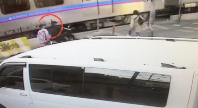 Tramvaya çarpan motosikletteki metrelerce sürüklendi
