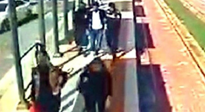 Tramvayda fenalaşan yolcuya ilk müdahaleyi vatman yaptı