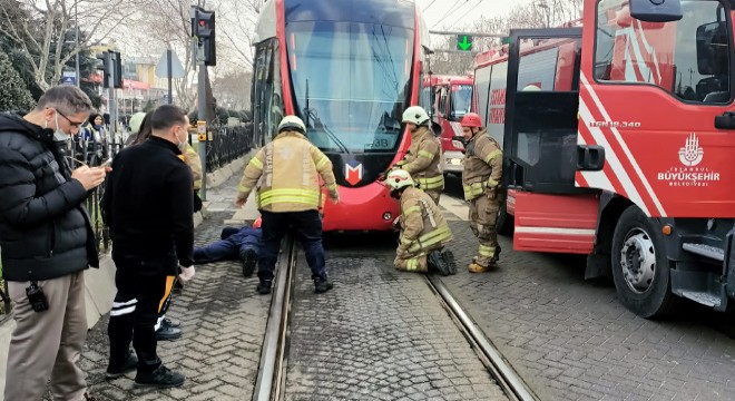 Tramvayın önüne atlayarak intihar etti