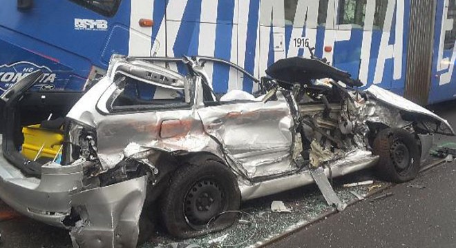 Tramvayların arasında sıkışan bu otomobilden sağ kurtuldu