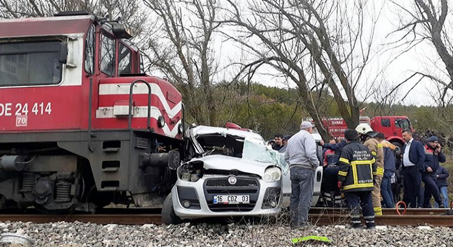 Tren, hemzemin geçitte araca çarptı: 2 ölü, 2 yaralı