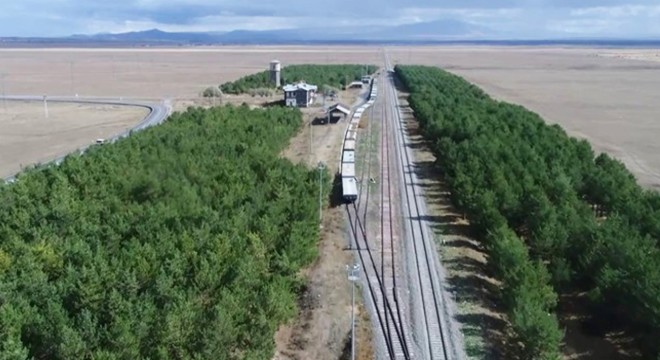 Tren istasyonu, bozkırın ortasında vaha gibi