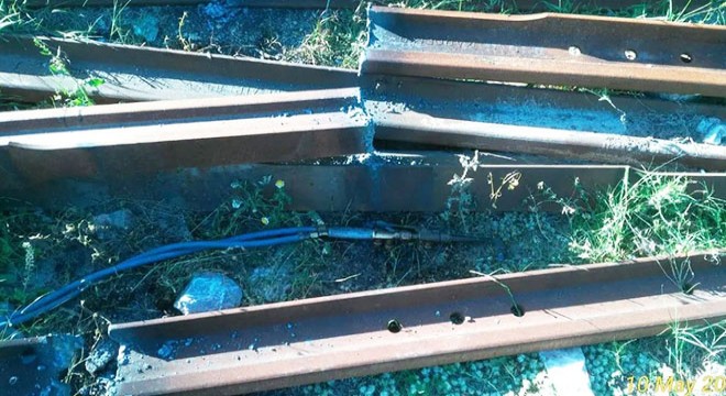 Tren rayı çalmaya çalışırken yakalandılar