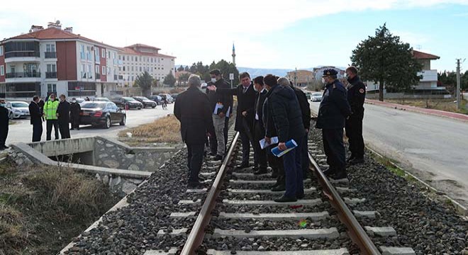 Tren yolu güzergahında inceleme