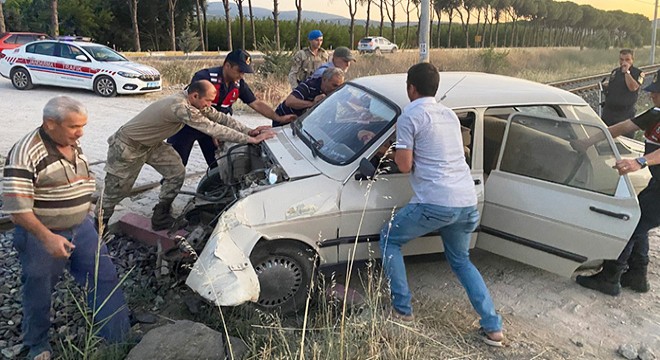 Trenin çarptığı otomobil hurdaya döndü