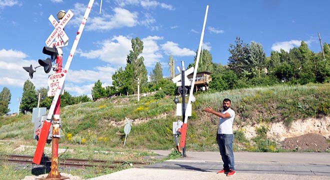 Trenin geçişini beklemeyip, bariyerleri kıran sürücüye 2,5 yıl hapis