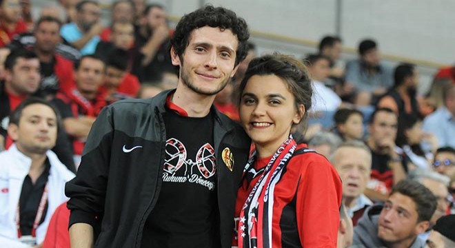 Tribünde evlilik teklifi yaptı