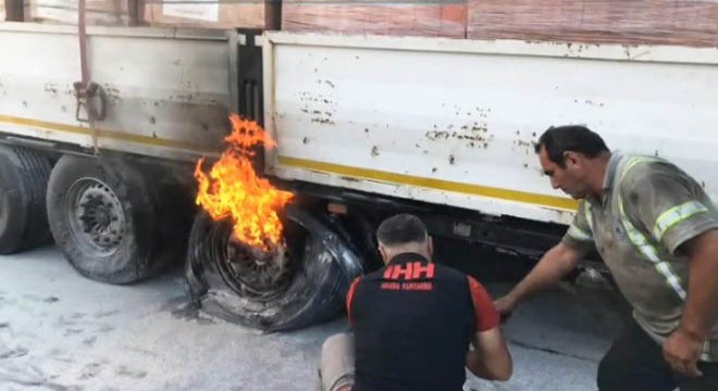 Tuğla yüklü TIR'ın lastiği alev aldı