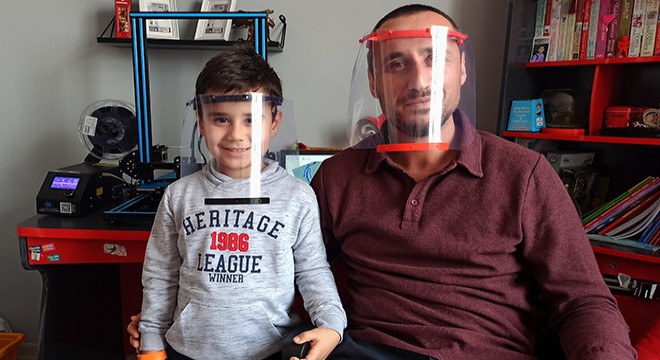 Tuğrul, evde sağlık çalışanları için siperlik maske üretiyor