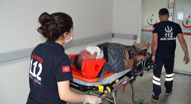 Tunahan, kullandığı kamyonla TIR'a çarptı: 3 yaralı