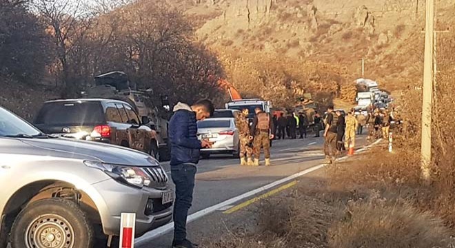 Tunceli'de askerleri taşıyan zırhlı araç devrildi