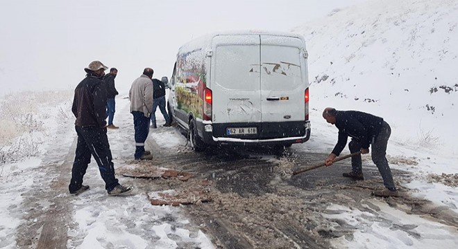 Tunceli'ye mevsimin ilk karı yağdı, yollar kapandı
