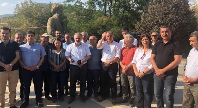 Tunceli de geçişlerine izin verilmeyen HDP liler oturma eylemi yaptı