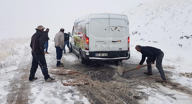 Tunceli ye mevsimin ilk karı yağdı, yollar kapandı