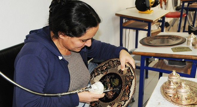 Tuncelili kadınlar, bakır işlemeciliğini yaşatıyor